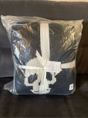 Pottery Barn New Sealed Chunky Knit Throw Black White Bones Skull Skeleton